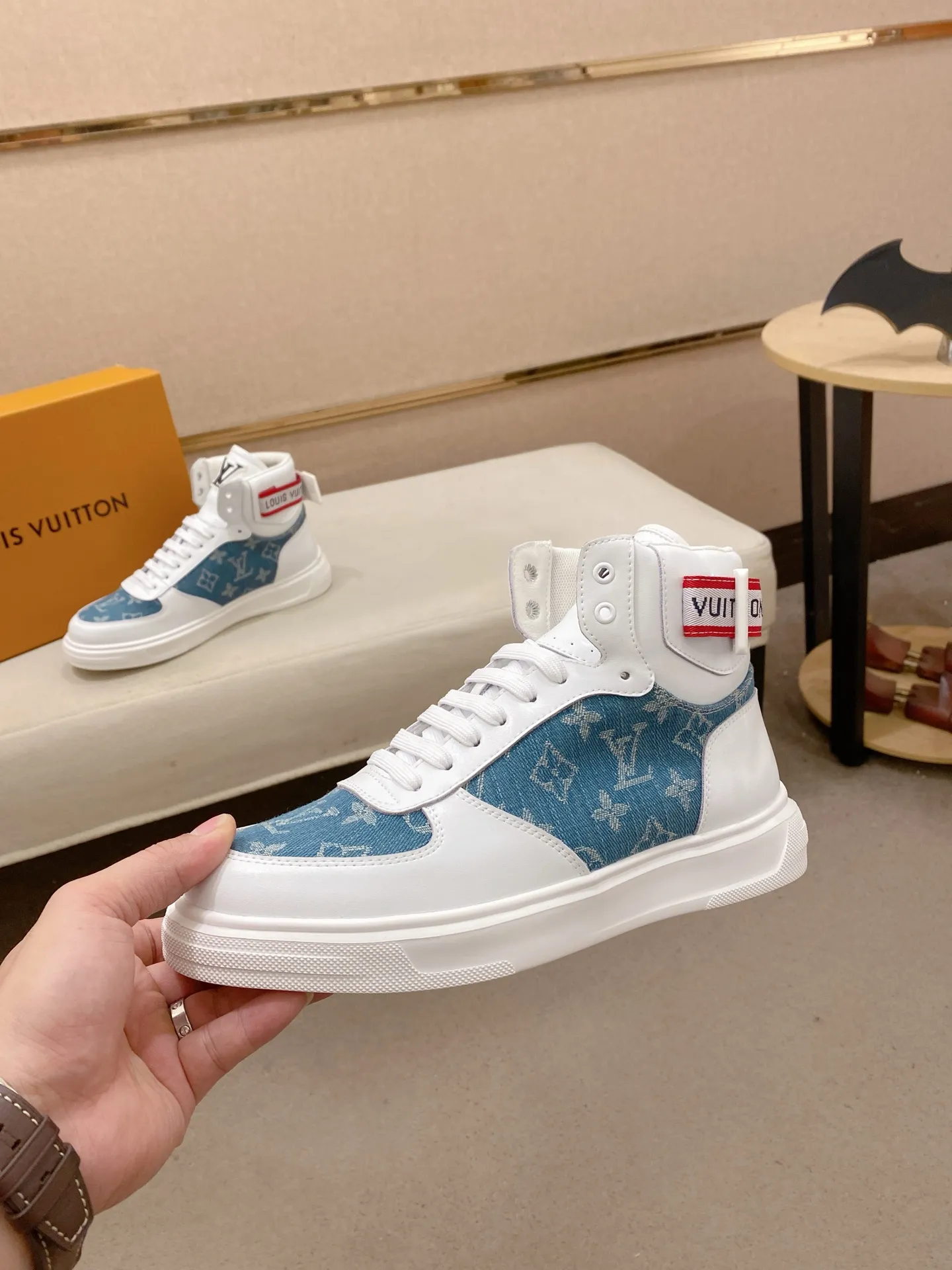 Men's shoes 400💰louis vuitton (Louis Vuitton/lv)🔍🔍The new counters are on sale at the same time. The uppers are imported from Italy. ⃣️Re-engraved🇮🇹💪💪, ⚠Sole: The original sole is specially provided by the original factory, the exclusive movable molded sole is super comfortable, ⚠Original and single goods 🔍high quality, you can enter and leave the counter at will, welcome to compare⚠. Code number: 38-44 (45/customized, non-refundable)